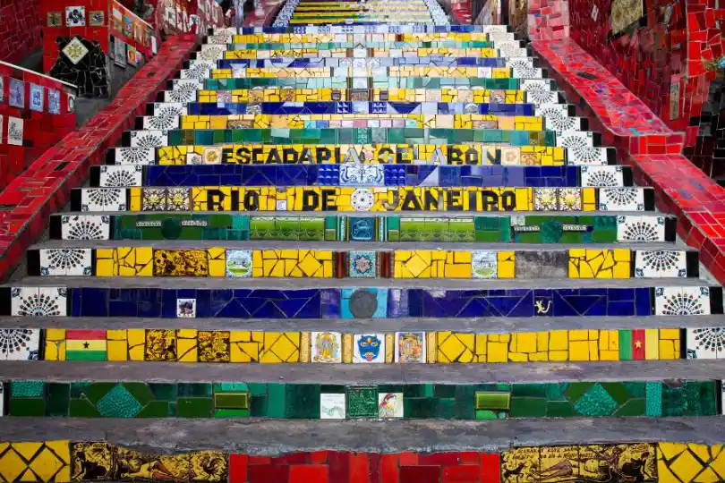 Escadaria Selarón, um dos pontos turísticos do Rio de Janeiro, com azulejos coloridos.
