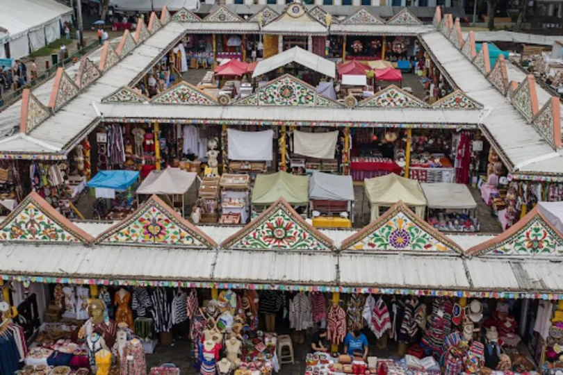 Mercado de rua animado com barracas cobertas e variedade de produtos artesanais na Feira de São Cristovão, um ponto de compras popular no Rio.