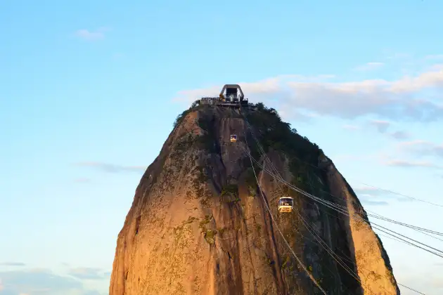 Bondinhos subindo o Pão de Açúcar, proporcionando uma experiência única com vistas espetaculares do Rio de Janeiro.