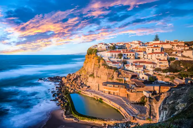 Destino europeu encantador: Azenhas do Mar em Portugal, uma vila costeira única com paisagens de tirar o fôlego.