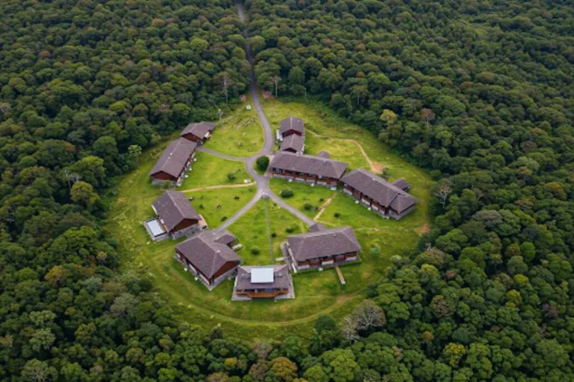Pousada das Araucárias: vista aérea de ecolodge imerso na natureza exuberante.