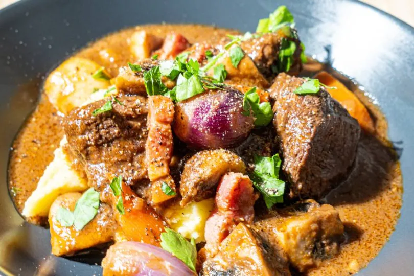 Boeuf Bourguignon clássico: receita francesa de carne cozida lentamente em vinho tinto.