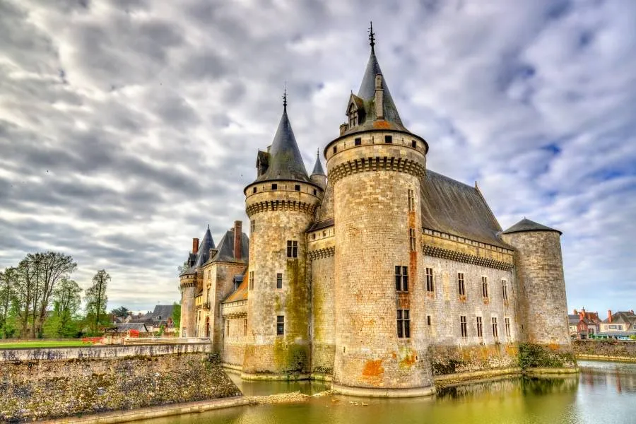 Château de Sully-sur-Loire: castelo histórico com torres e fosso na região do Loire, França.