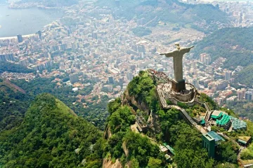 Vista aérea do Cristo Redentor no Corcovado com a cidade do Rio de Janeiro ao fundo.