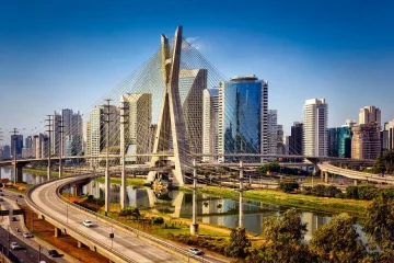 Vista da Ponte Estaiada Octavio Frias de Oliveira sobre o Rio Pinheiros em São Paulo.