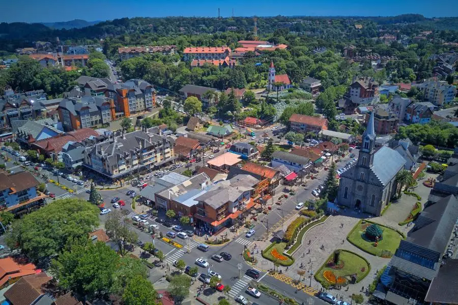 Vista aérea da cidade de Gramado com sua arquitetura europeia e a Igreja Matriz em destaque.