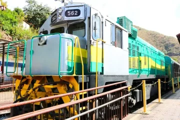 Locomotiva do Trem da Vale (número 562) parada em estação