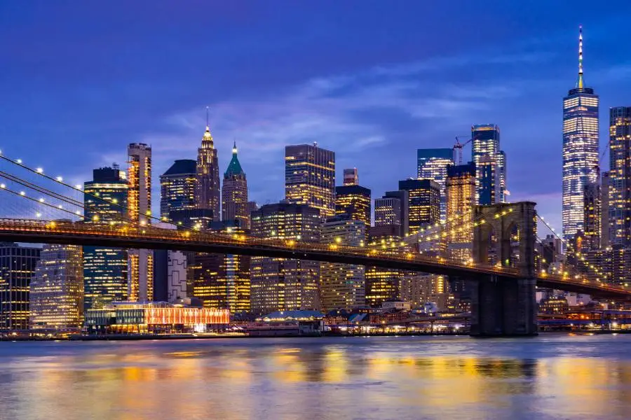Vista noturna da Ponte do Brooklyn com o skyline de Manhattan ao fundo.