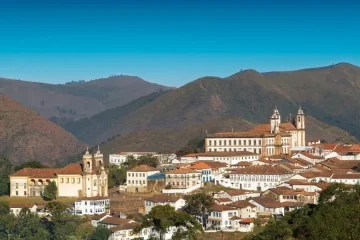 Vista panorâmica da cidade histórica de Ouro Preto, Minas Gerais, com suas igrejas barrocas e casario colonial.